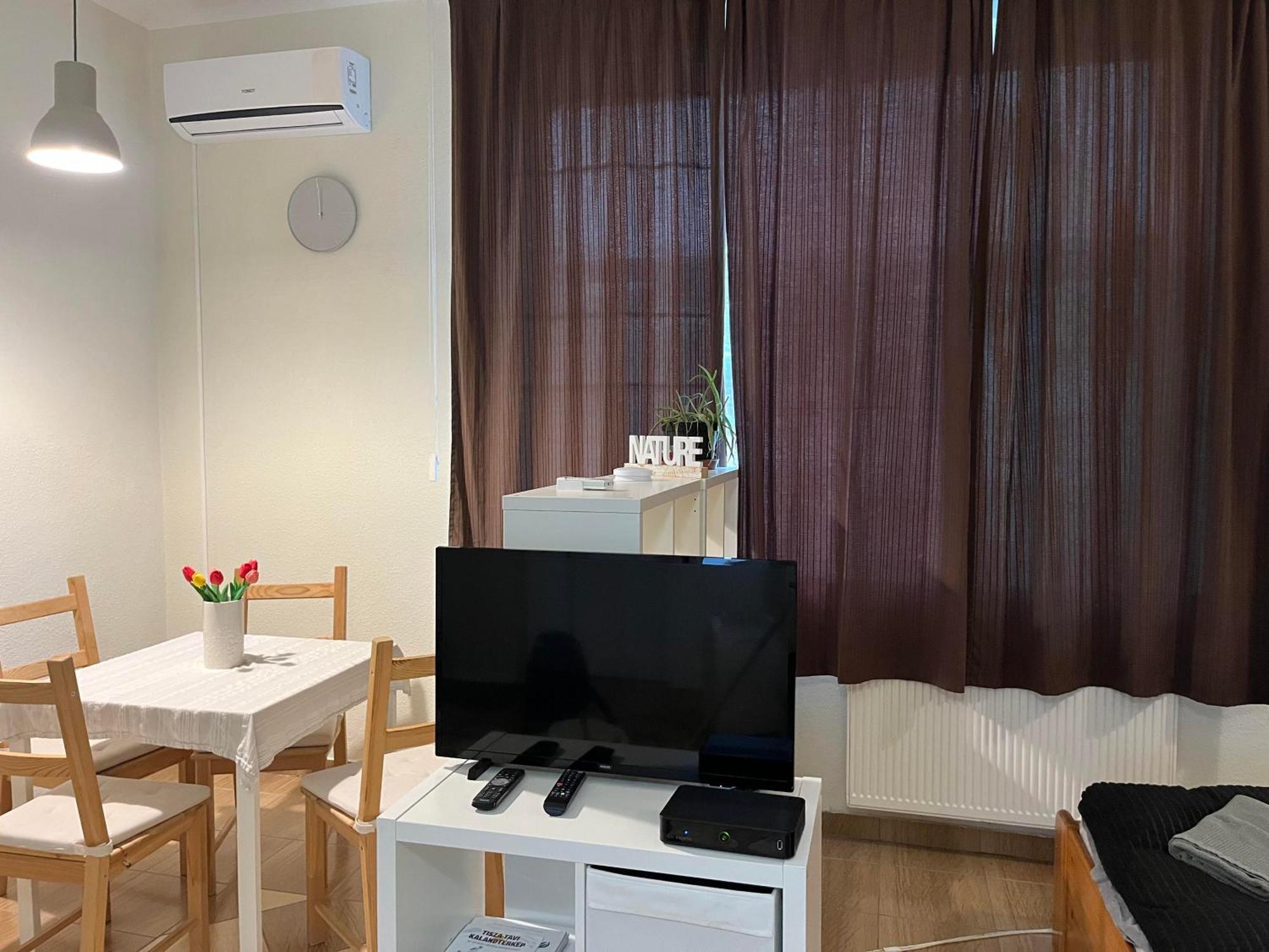 Idill Apartmanhaz B&B Tiszafured Ngoại thất bức ảnh