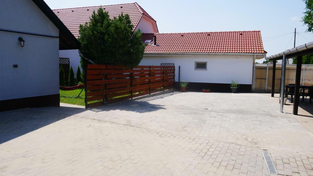 Idill Apartmanhaz B&B Tiszafured Ngoại thất bức ảnh