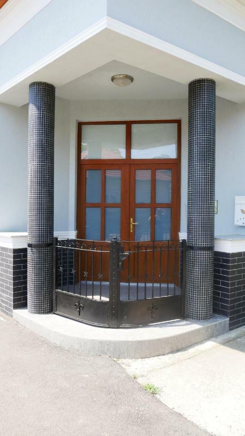 Idill Apartmanhaz B&B Tiszafured Ngoại thất bức ảnh
